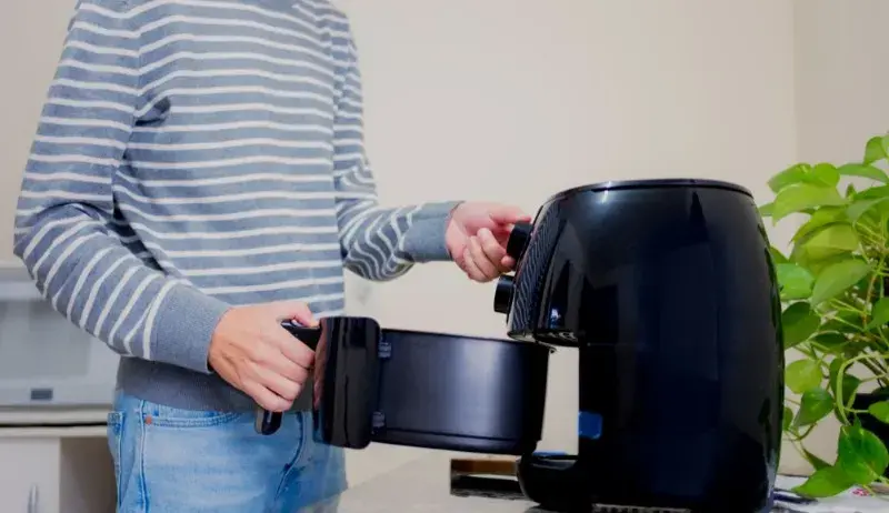 Como usar air fryer: veja como aproveitar sua fritadeira em 5 passos